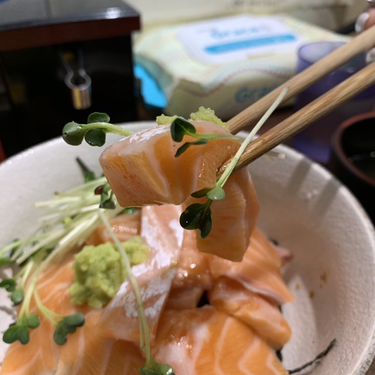  잠실 송리단길 연어 덮밥 맛집 “만푸쿠” 웨이팅만 1시간! 에너지 넘치시는 사장님의 밝은 기운이 너무 좋았던!!(유투브 영상 있어요)