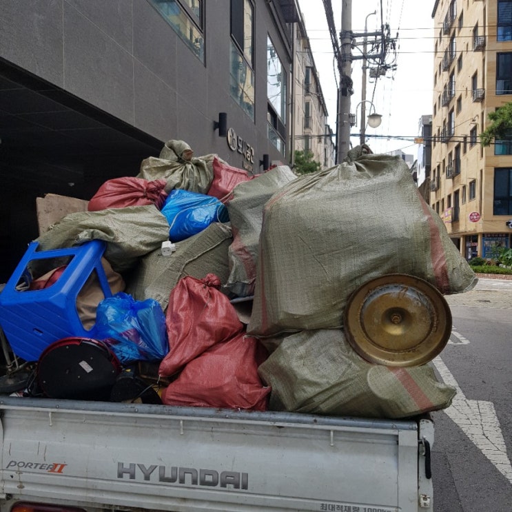  천호동 세살던집 고인유품정리  하는집 에서 나오는 가정쓰레기 처리 좁은골목집  자개장부터 모든 집안물건들  버리는 작업입니다