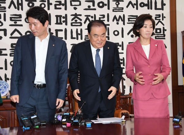  [정치오늘] 또 ‘조국 블랙홀’… 野 “청문회 하자” vs 與 “기자회견 대체”