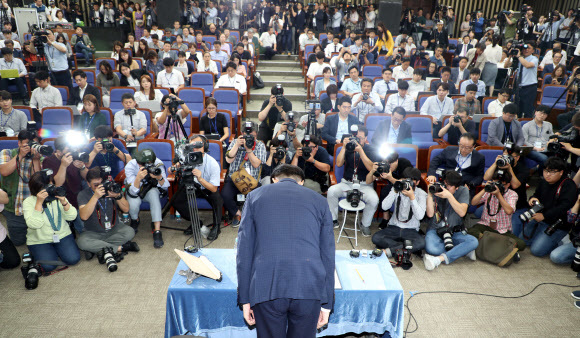  조국 기자간담회 사모펀드 모른다 국민은 개돼지?