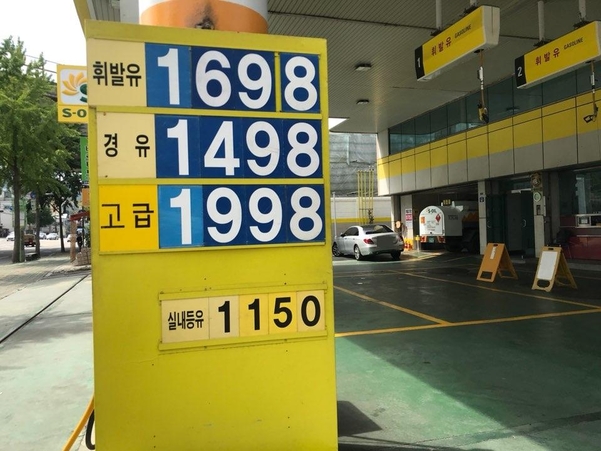 기름값, 내릴 땐 천천히 오를 땐 빨리…유류세 환원 첫날 주유소 36%가 올려 기름값, 내릴 땐 천천히 오를 땐 빨리…유류세 환원 첫날 주유소 36%가 올려