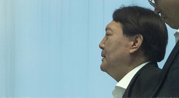  조국 해명 다음날 '임명강행 의지' '아내 압수수색'… 檢, 靑과 다른 생각하나  출처 : http://news.chosun.com/site/data/html_dir/2019/09/03/2019090301984.html