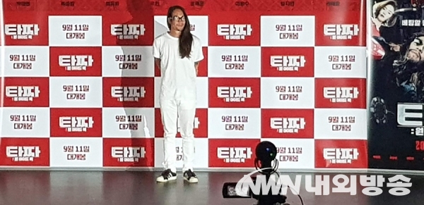  [포토] ‘타짜: 원 아이드 잭’ 언론시사회 포토타임 중인 류승범