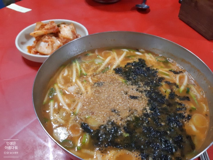 강릉여행 첫째날, 강릉중앙시장 구경 (성남칼국수, 먹물아이스크림, 배니닭강정)