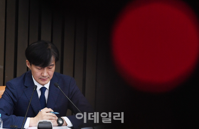 조국 딸, 고교 30개월간 인턴만 29개월…野 '특혜·허위 의심' 조국 딸, 고교 30개월간 인턴만 29개월…野 '특혜·허위 의심'