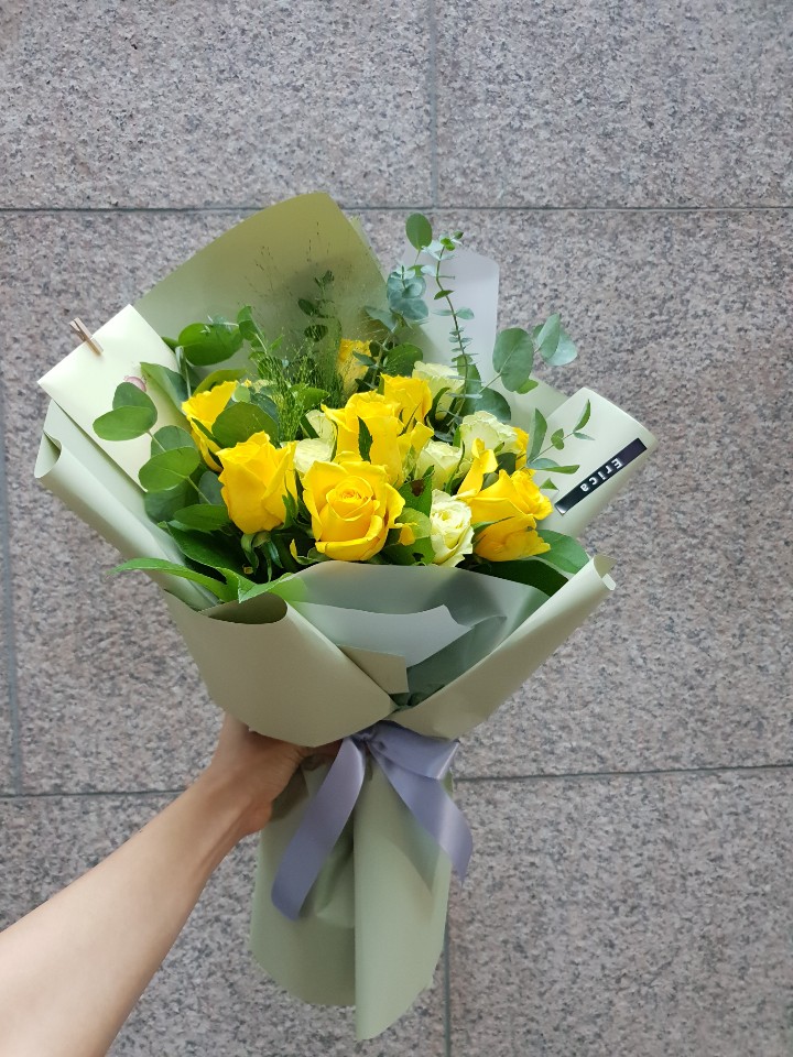  카톡으로 주문하신 노란 장미 꽃다발