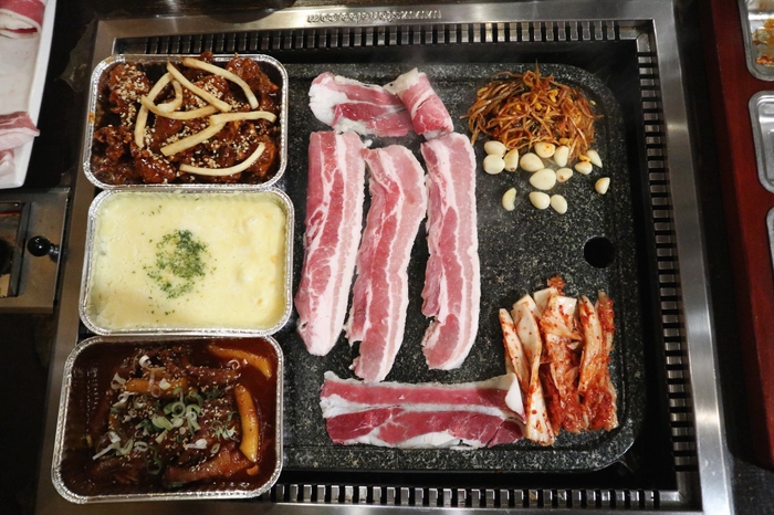  홍대 삼겹살 무한리필, 생생정보에도 나온 꽃돼지갤러리