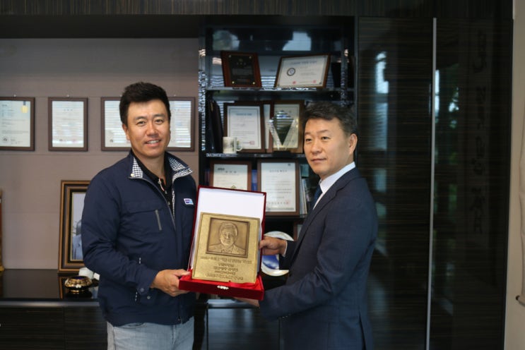  경기중기청, ‘존경받는 기업인’ 인물동판 수여