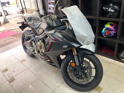  바이크샵 cbr650r 신차 출고 , cbr650 신차 프로모션 진행중입니다 , cbr650r 이노브 블랙박스 k2 장착 , cbr650 xrt 프레임슬라이더 장착 , cbr650r xrt 레바 등 파츠 많이 장착했습니다 
