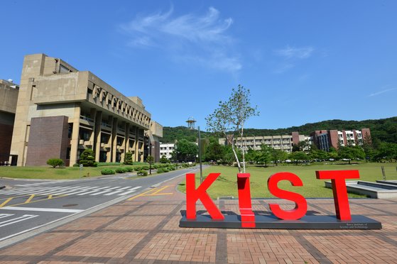  조국딸 이틀 일하고 가짜 인턴증명서···"KIST 연구원 징계" (KIST 한달계약 이틀만 근무 뒤 3주짜리 가짜 인턴증명서 받아, 모친과 KIST 연구원 친분 통해, 연구원징계)