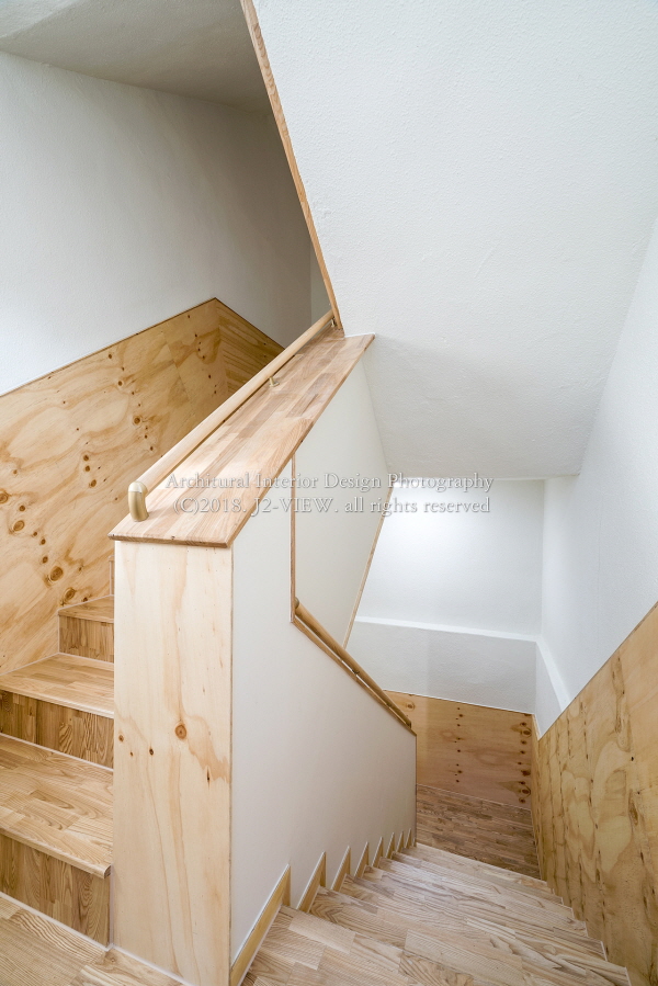 계단실 인테리어 - 리모델링을 통해 세련되고 모던한 공간으로 환경 개선을 해주다.