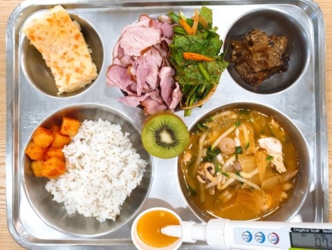  [학교영양사]9월4일/차조밥, 해물순두부찌개, 훈제돼지바베큐&상추부추겉절이, 콘치즈계란찜, 쥐포조림, 깍두기, 조각키위