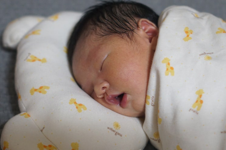 셋째 육아, 생후5일차 신생아 소소한 일상 (수유와 목욕, 배냇짓)