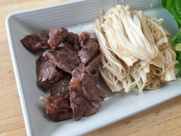  신혼부부 주간밥상 : 깻잎찜, 소세지야채볶음, 된장찌개, 옥수수, 요거트볼, 소고기 등심, 고구마, 장조림
