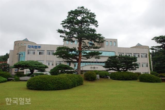  조국 부인 동양대 센터장 시절 딸에게 교재비 300여만원 지급…봉사라더니 웬 금품? (조국 부인 센터장 영어영재센터 영주시 지원 1000여만원중 300여만원 딸에게, 금전 부적절)