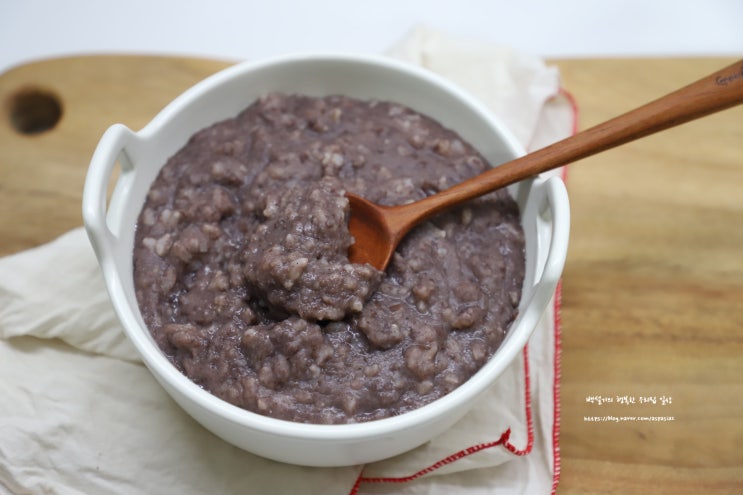  팥죽 끓이기. 날이 서늘해지기 시작하니 따끈한 팥죽이 한그릇 생각난다.