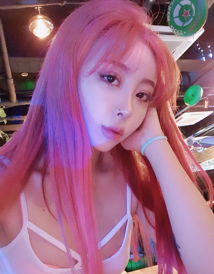 검은 머리 핫핑크 팁