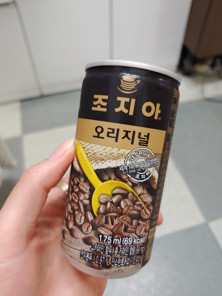  아침은 항상 조지아커피로 시작을 해야해요!