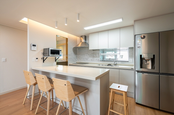 아일랜드테이블 인테리어 - 보조조리대와 식탁의 겸용으로 주방공간을 효율적으로 활용하다.