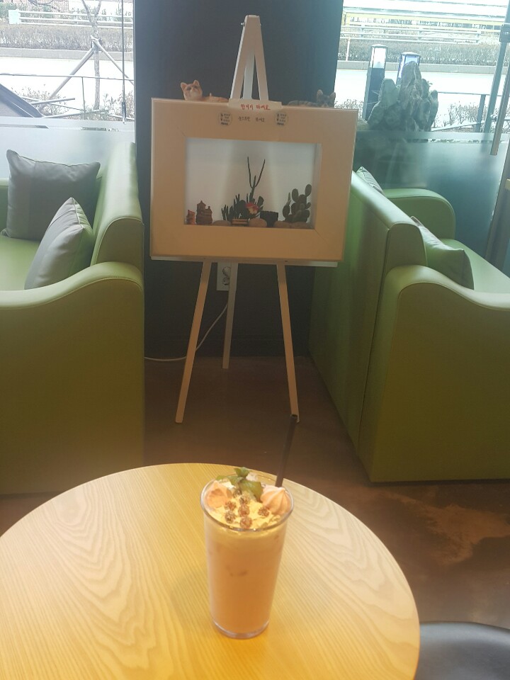  생각보다 맛있었던 벚꽃라떼!