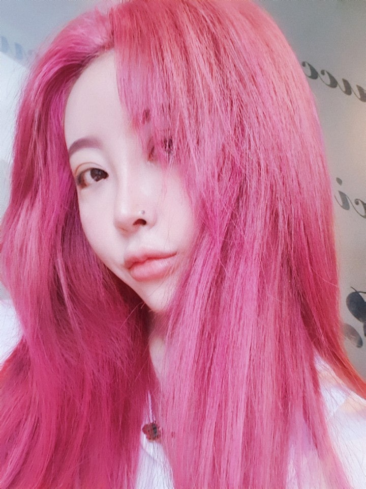 검은 머리 핫핑크 팁