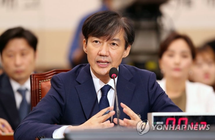 조국 "딸 아이 고교 생기부 유출 경위 밝혀져야…명백한 불법"