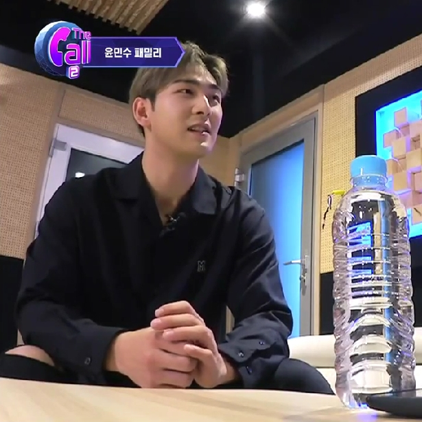  [문수권세컨] Mnet 더콜2 뉴이스트 백호 M 로고 셔츠 블랙 착용