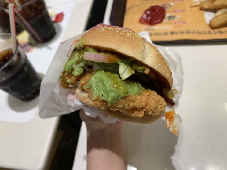 맥도날드 메뉴 아보카도 상하이버거 베이컨 먹방 리뷰
