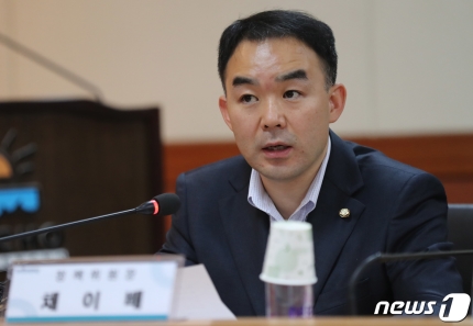 채이배 "조국, 민주주의 실천할지 의문…'애국·이적' 이분법 사고" 채이배 "조국, 민주주의 실천할지 의문…'애국·이적' 이분법 사고"