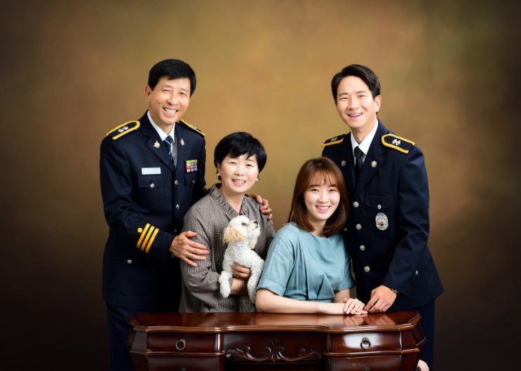  경찰 가족사진 촬영 아버지를 따라서