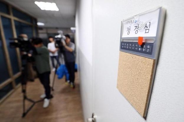  검찰, '표창장 위조' 혐의 조국 부인 공소시효 직전 기소  출처 : http://news.chosun.com/site/data/html_dir/2019/09/07/2019090700015.html