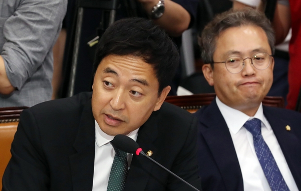  "내부 총질" "엑스맨"...조국 비판한 與금태섭에 항의 폭주  출처 : http://news.chosun.com/site/data/html_dir/2019/09/06/2019090602250.html