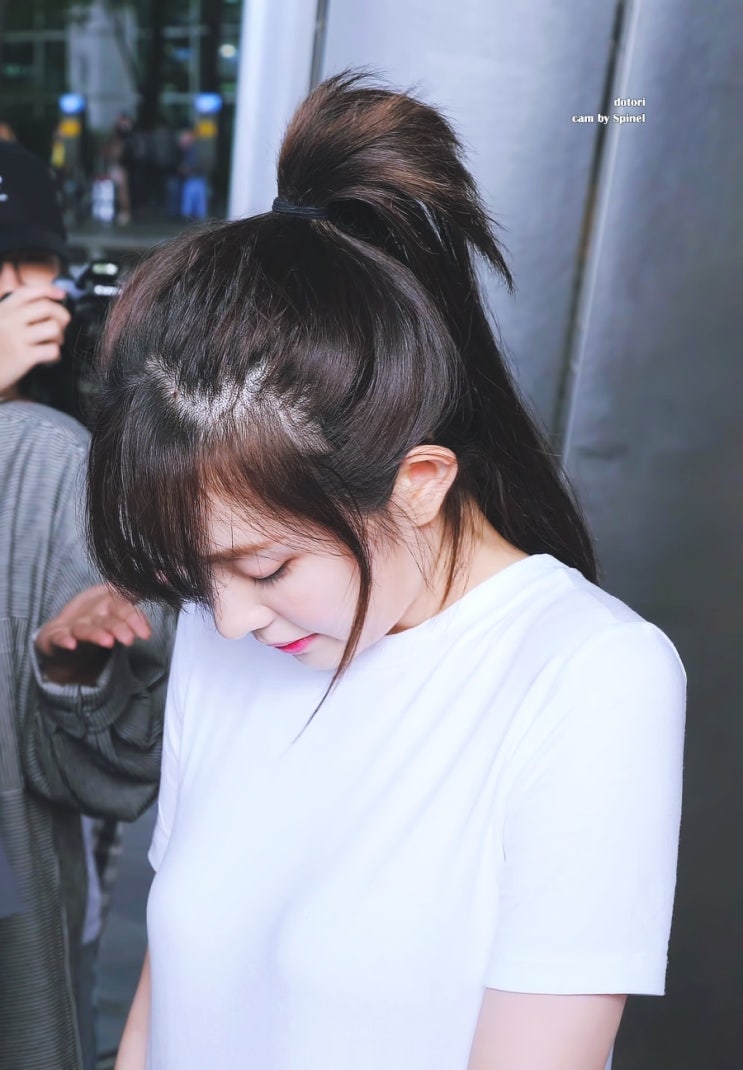  흰티에 청바지 입고 입국하는 아이린