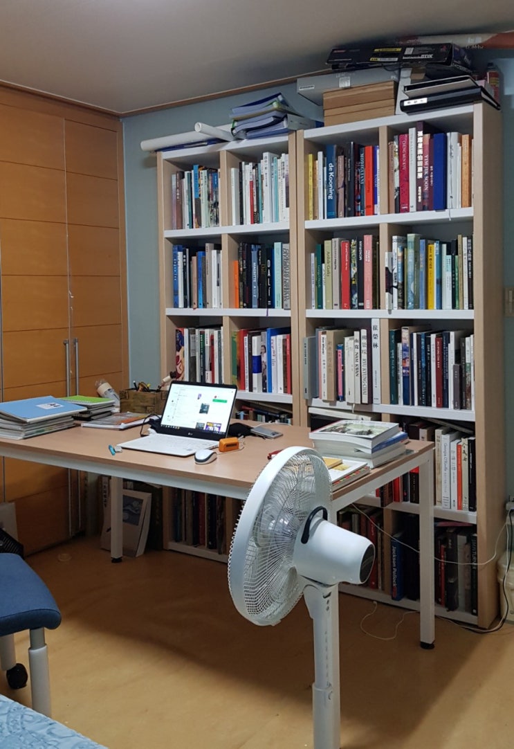  그동안 난장판이었던 나의 방을 정리하며..