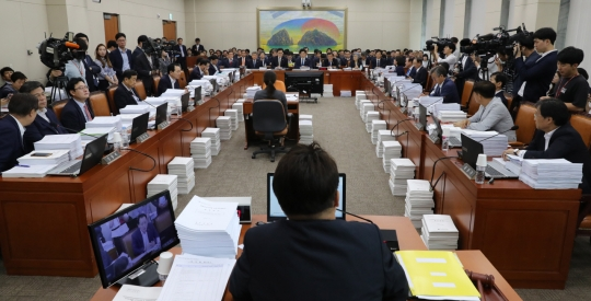  국회 정무위, 조국 '사모펀드' 두고 공방… 금융위에 불똥