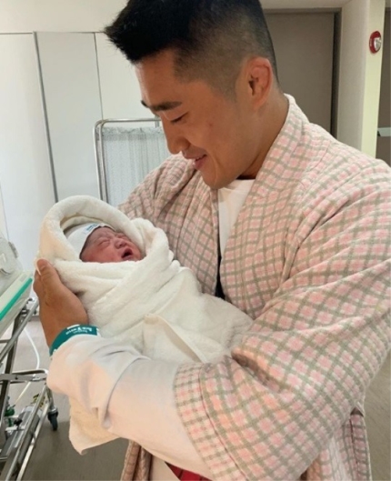 "20년 뒤 UFC 챔피언 될 아이"..김동현 송하율, 오늘(8일) 득남→부모 2막 시작 "20년 뒤 UFC 챔피언 될 아이"..김동현 송하율, 오늘(8일) 득남→부모 2막 시작