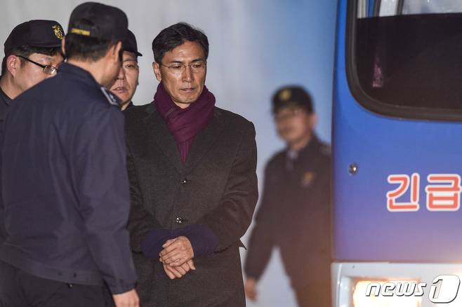  '비서 성폭행' 안희정 전 지사 징역 3년6월 확정