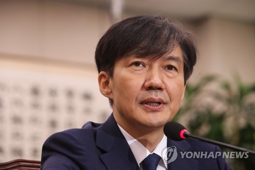  文대통령, 조국 법무장관 임명 강행…지명 한 달만에 (문재인 대통령 9일 조국 법무부 장관 후보자 전격 임명, 야당 격렬한 반대와 부정적 여론, 가족 검찰 수사에도 임명 강행)