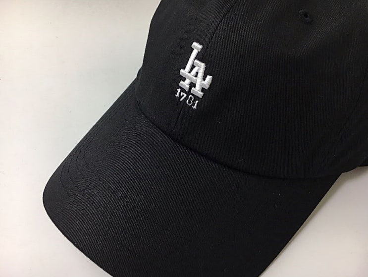 검정볼캡 LA가 대세. 검정볼캡 LA가 대세.