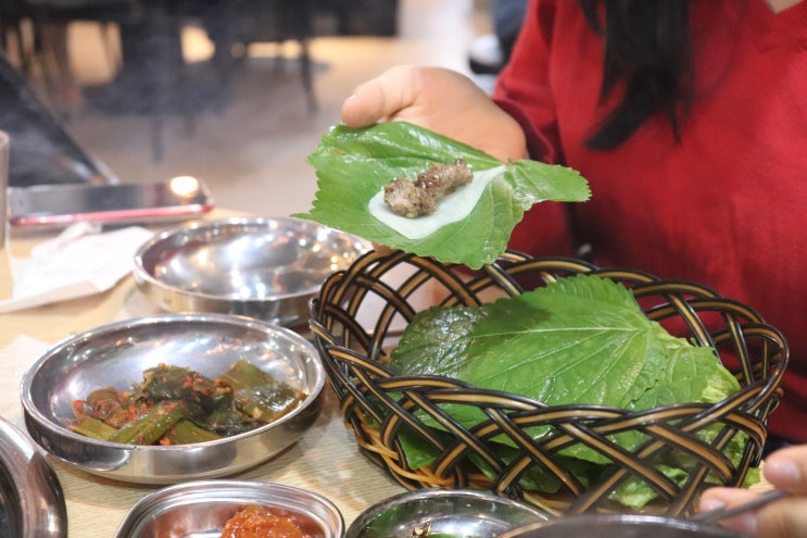  금호동닭발 집으로 유명한 숯과닭발에서 오골뼈랑 막창 즐기고 왔어요.