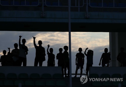 "손! 손! 손!"…투르크메니스탄에서도 뜨거운 손흥민의 인기 "손! 손! 손!"…투르크메니스탄에서도 뜨거운 손흥민의 인기