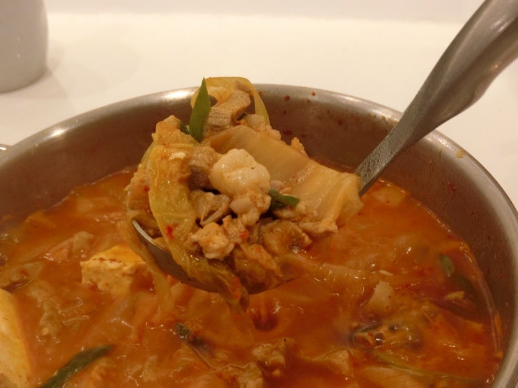  가디 마리오아울렛맛집 반반식당, 김치반고기반 김치찌개