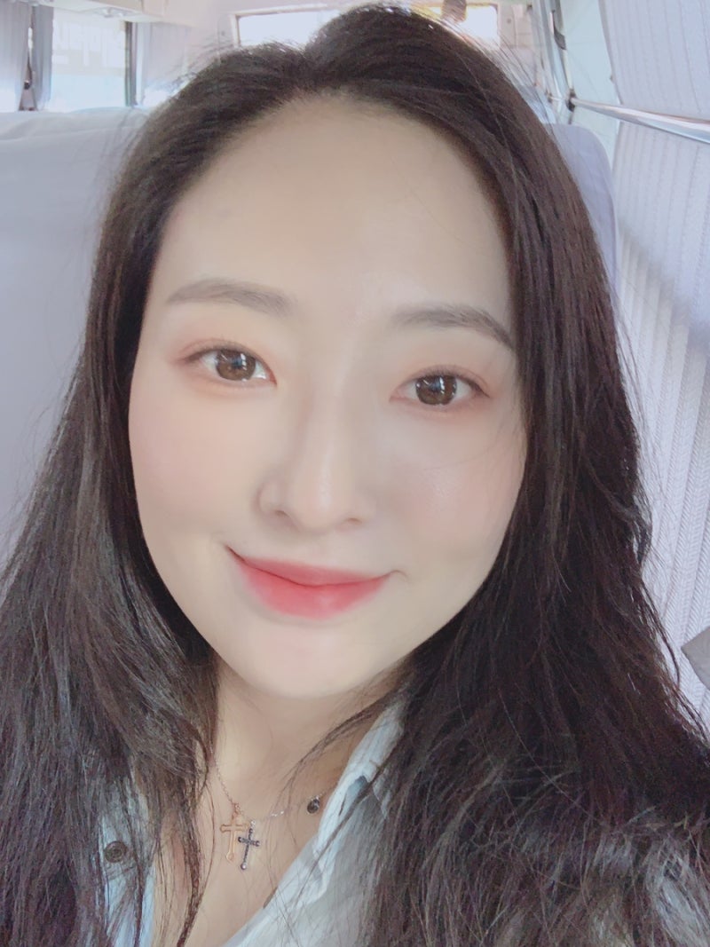 설탕 해골 모양의 긴 머리를 가진 금발의 여자. 눈에 흰 렌즈가 달려 있다. 할로윈 파티. 가발은 회색. 손에 든 커다란 붉은 꽃.  흰색 빈티지 드레스. 카메라를 보고 있는 초상화를 클로즈업 — 스톡, image size:800x1067