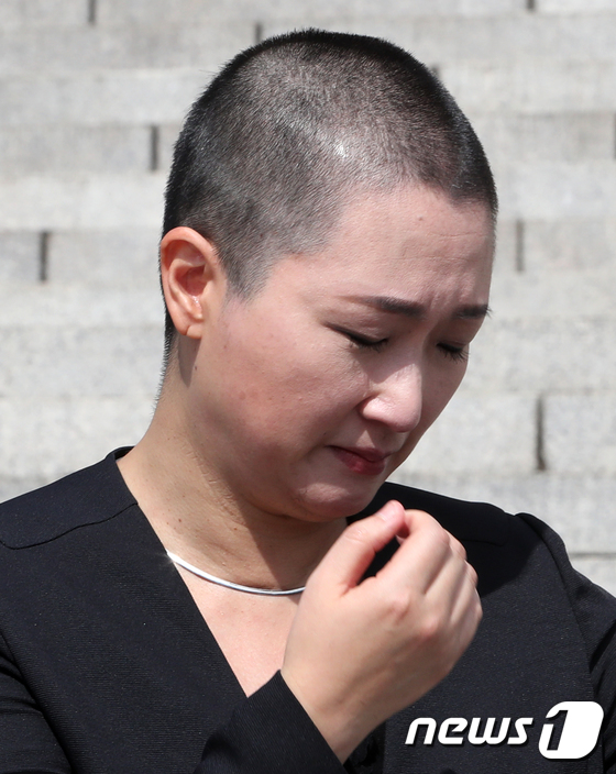  이언주 의원 삭발식, 국민 개돼지 취급 민주주의 사망 화제