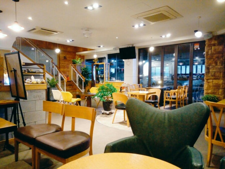  금정구 장전동 온천천  앞 카페 카페드벨라 Cafe de Bella