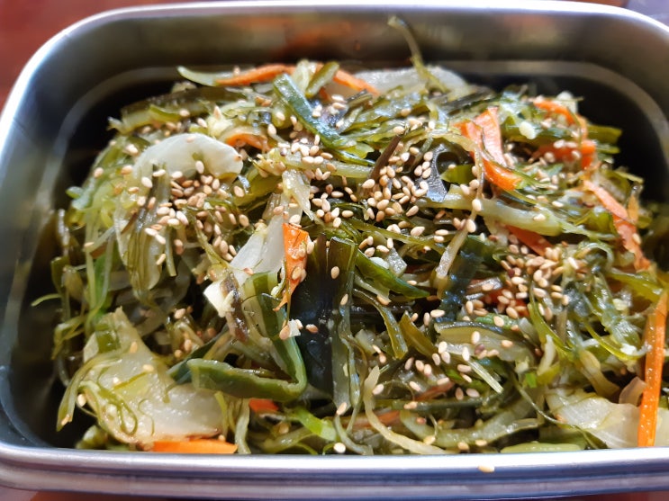  190911 시골집 추석준비하면서 저녁반찬도 만드는나는.(미역줄기볶음 노각볶음.쥐쥐포무침.오이도라지무침 가지나물 양배추쌈 묵은지고등어조림 돼지불고기 감자밥)까지