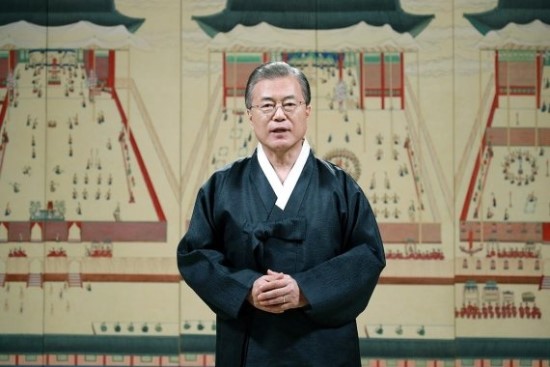 문 대통령 “보름달처럼 모두에게 공평한 나라 소망…새로운 길 확신” 문 대통령 “보름달처럼 모두에게 공평한 나라 소망…새로운 길 확신”
