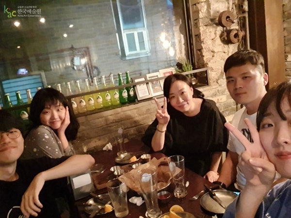 문예창작학과 취업 동문들과 김연정 교수님의 만남