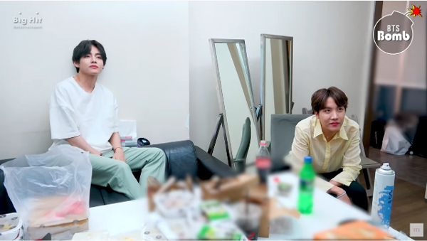  [방탄소년단 뷔&제이홉] 흥겨운 모습으로 동생그룹 TXT 모니터링도 ‘훈훈하네’