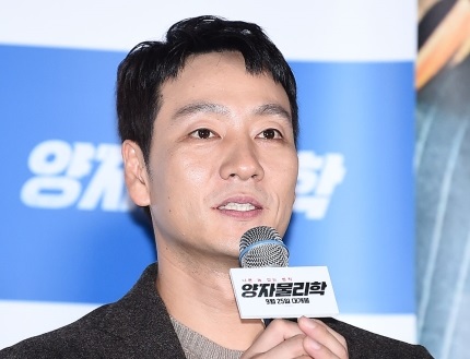  배우 박해수가 '양자물리학'으로 스크린 데뷔 첫 주연에 도전한다.